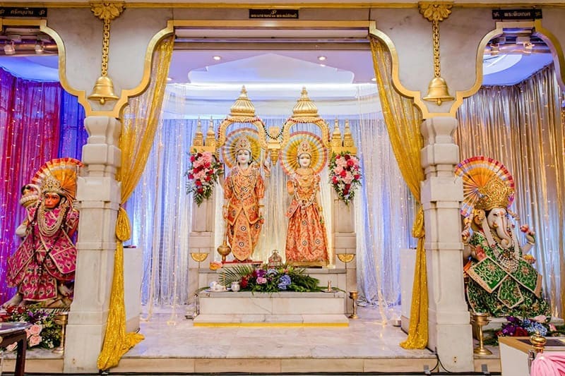 พระกฤษณะและพระแม่ราธารานี เสาชิงช้า