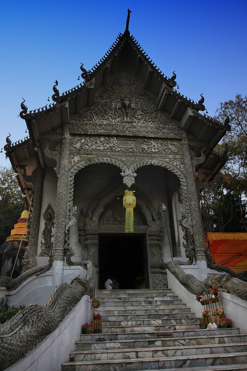 วัดพระธาตุผาเงา