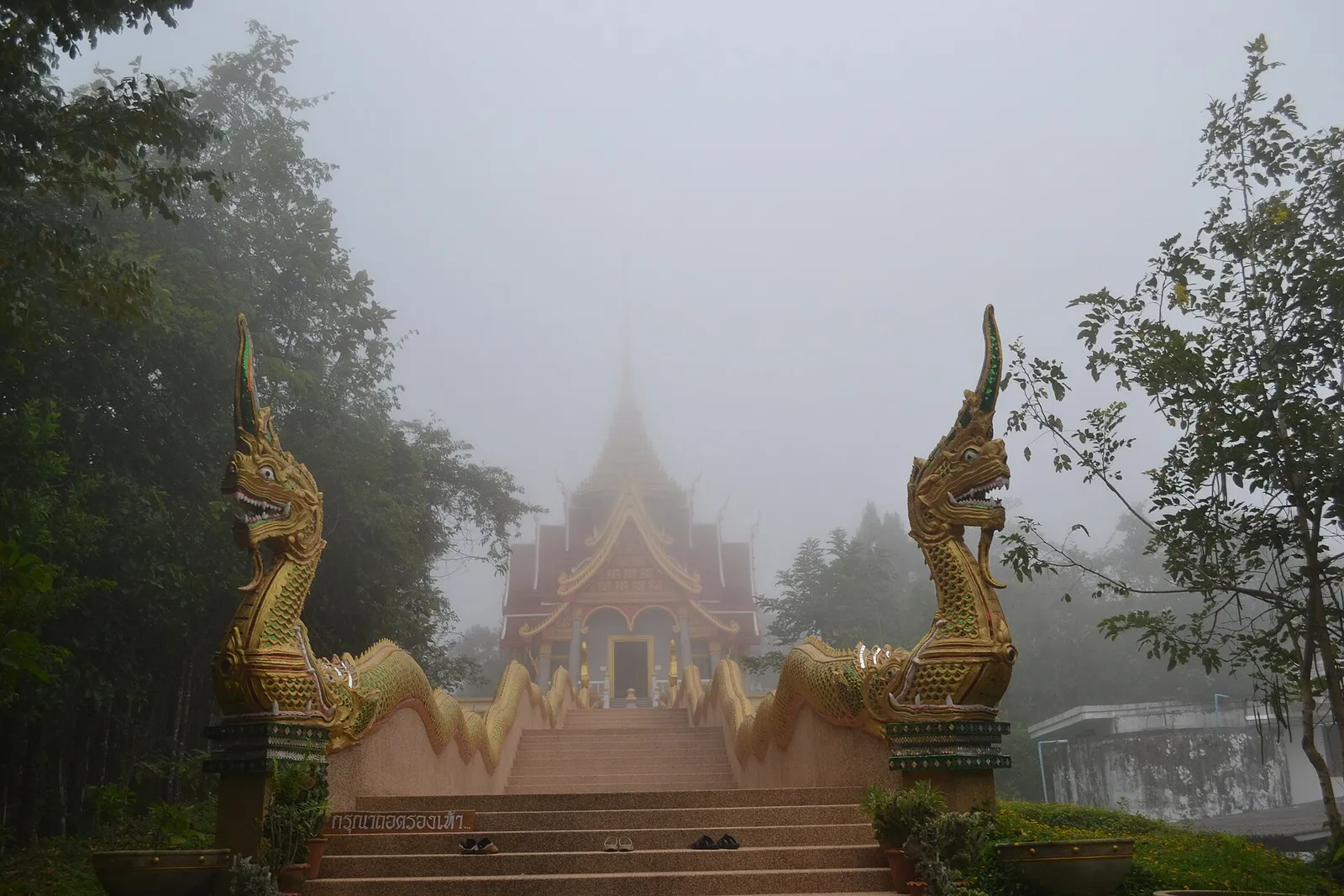 วัดผาตากเสื้อ