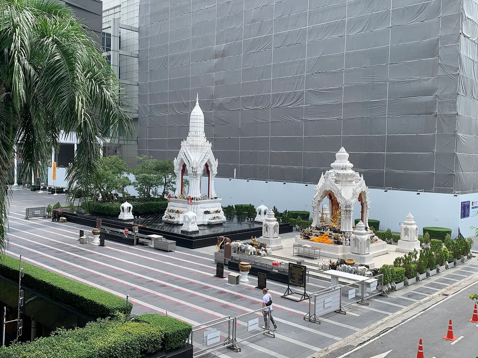 พระตรีมูรติ หน้าเซ็นทรัลเวิลด์