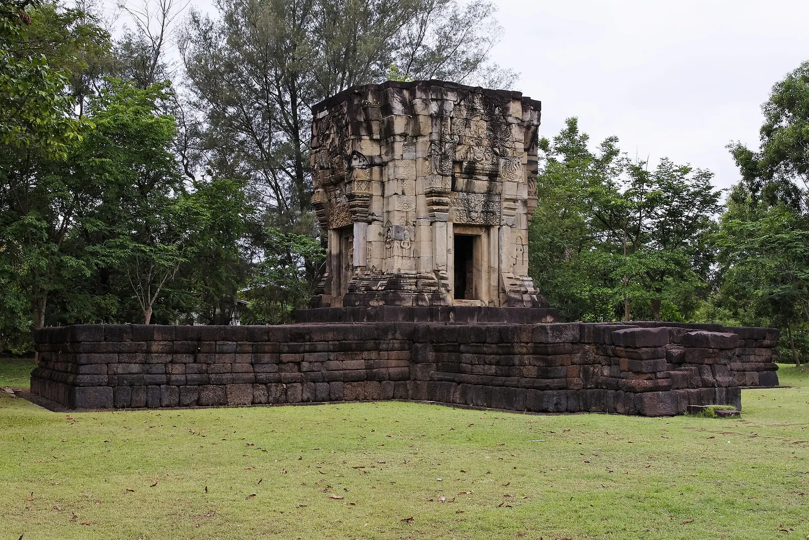 ปราสาทหินบ้านพลวง
