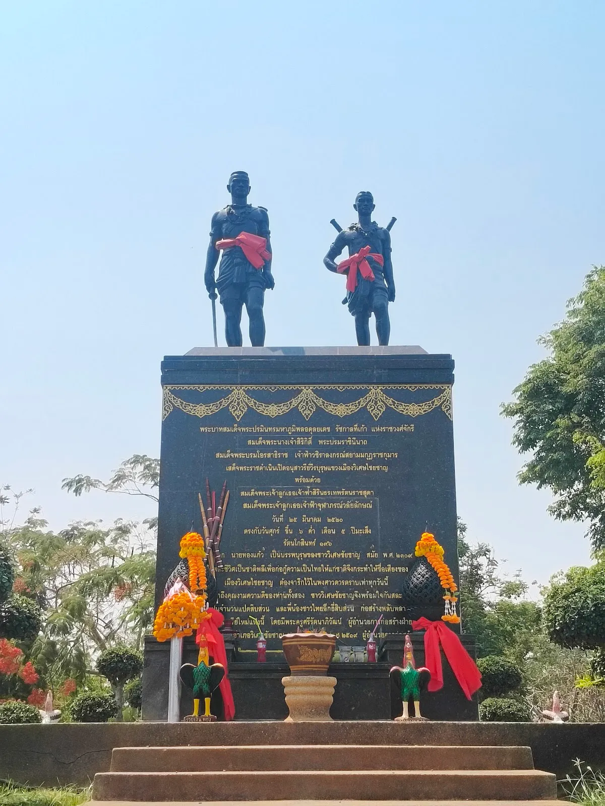 อนุสาวรีย์นายดอก นายทองแก้ว