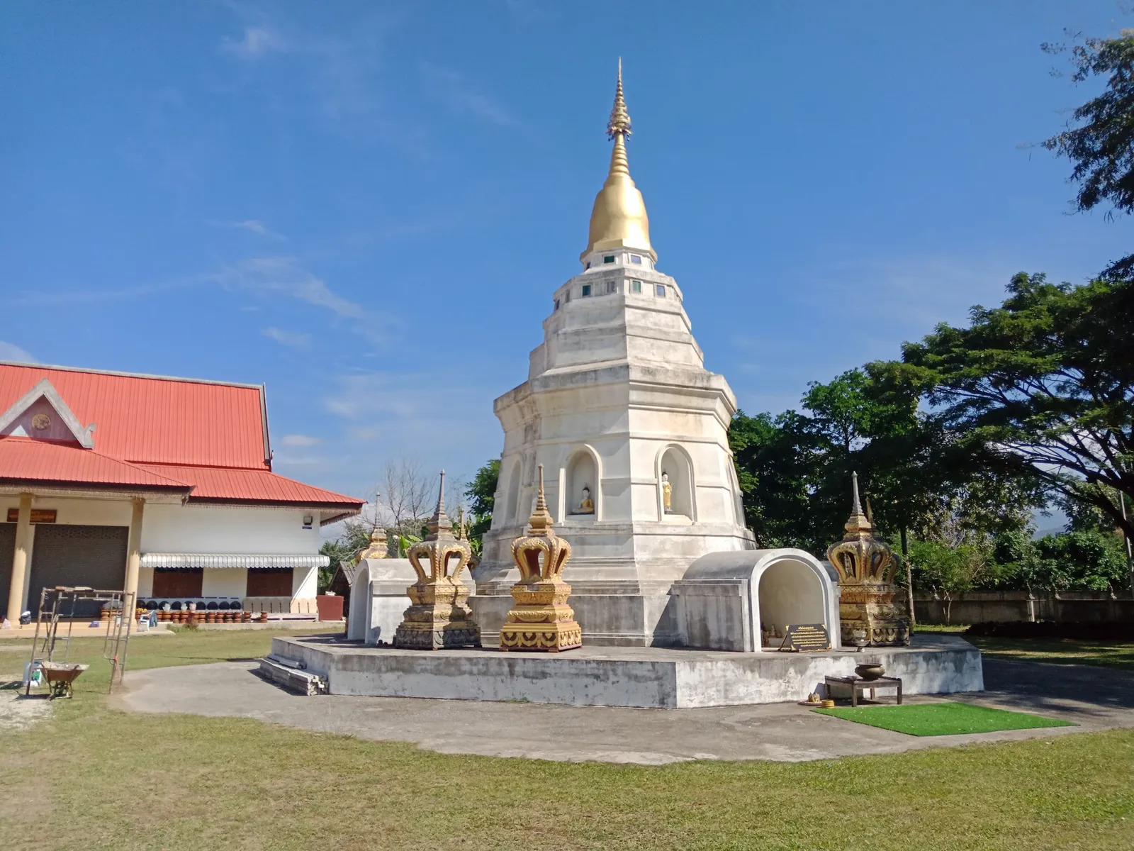 วัดพระธาตุแท่นลาวคำ